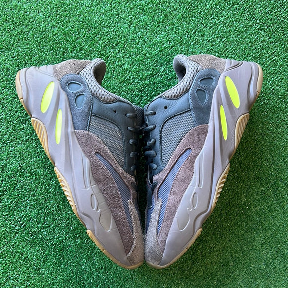 Yeezy Mauve 700s Size 9.5