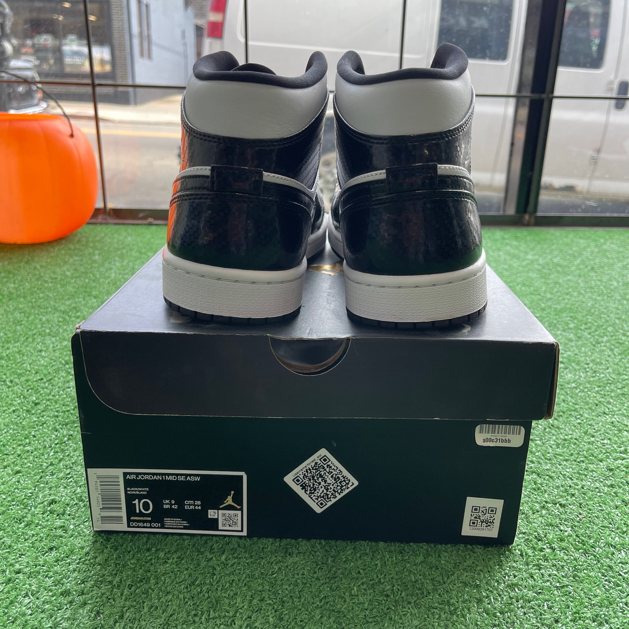 Jordan Carbon Fiber Mid 1s Size 10 – My Cuzin Vintage display picture 1